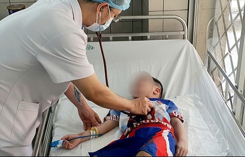 Cấp cứu cho bé trai nghịch dây rút quần tự "thắt cổ"
