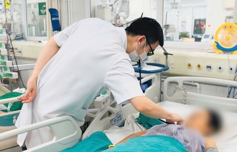 Cụ bà sốc nhiễm khuẩn nặng sau tiêm khớp ở phòng khám tư