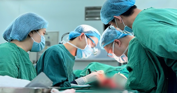 Các bác sĩ tiến hành phẫu thuật vi phẫu cho bệnh nhân.