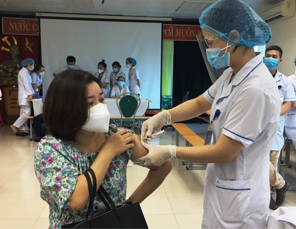 Tiêm vắc xin Covid-19 cho công nhân tại Bắc Ninh
