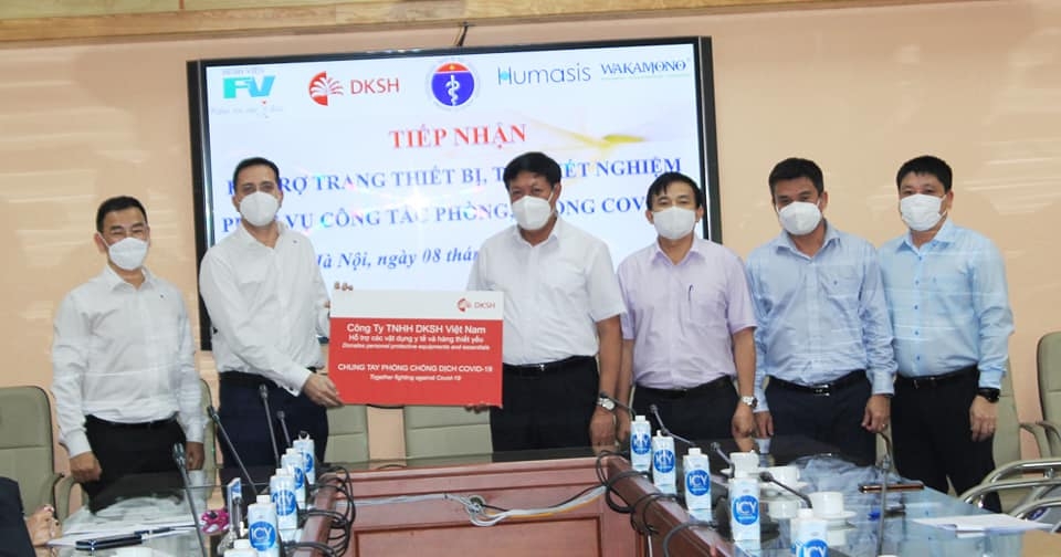 Thứ trưởng Đỗ Xuân Tuyên tiếp nhận hỗ trợ các vật dụng y tế và hàng thiết yếu từ đại diện Công ty TNHH DKSH Việt Nam