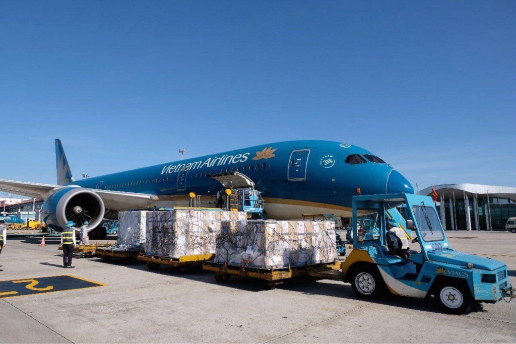 Lô vaccine và bơm kim tiêm được Vietnam Airlines vận chuyển an toàn từ Bắc Kinh về Hà Nội.