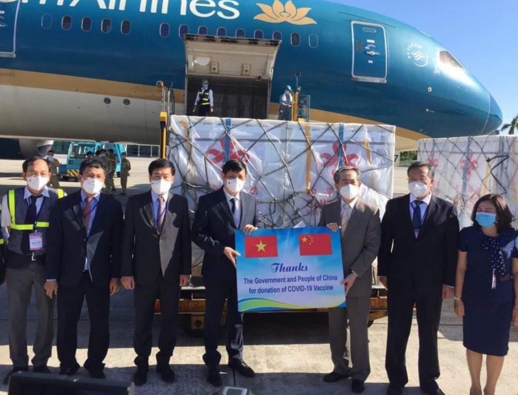 Ngài Hùng Ba, Đại sứ đặc mệnh toàn quyền nước CHND Trung Hoa trao lô hàng giúp đỡ Chính phủ và nhân dân Việt Nam phòng chống dịch.