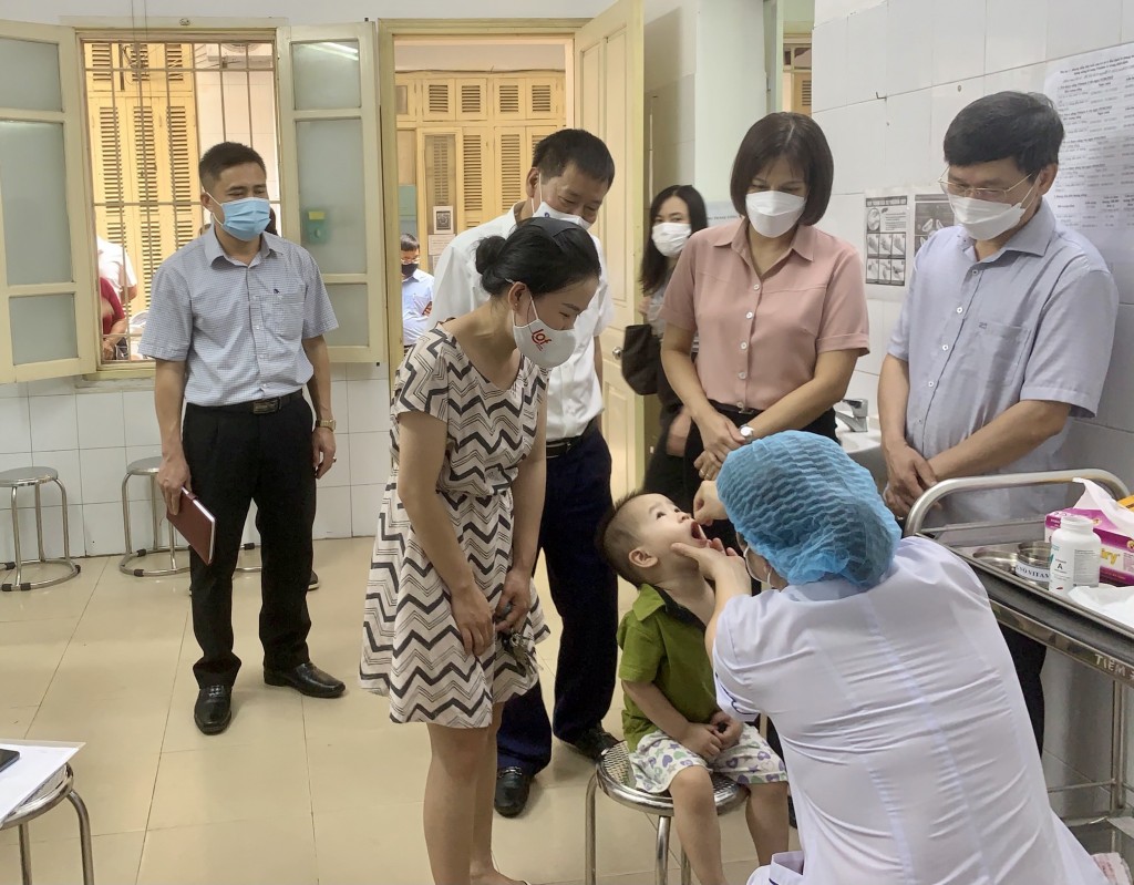 Lãnh đạo Sở Y tế, quận Hai Bà Trưng kiểm tra việc triển khai cho trẻ uống vitamin A tại Trạm Y tế phường Nguyễn Du
