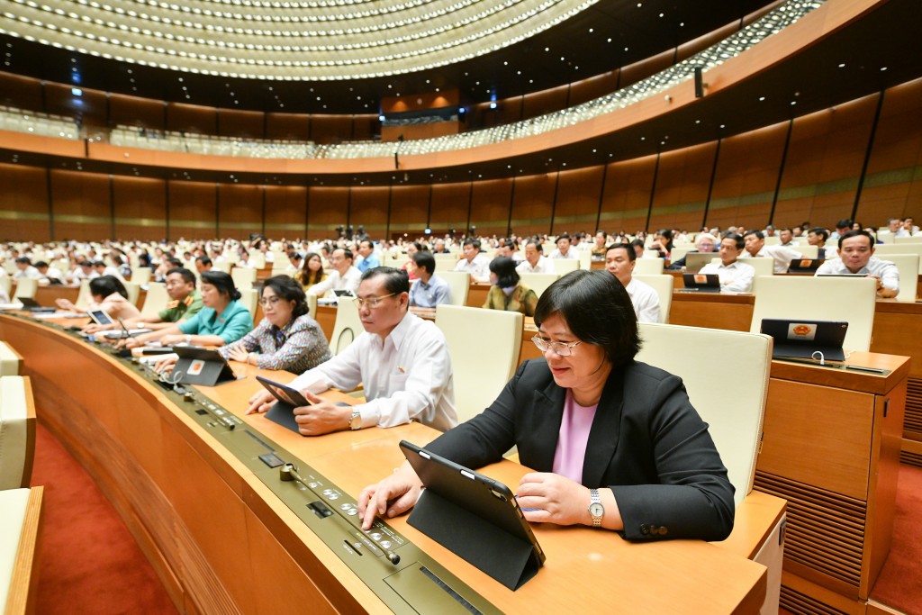 Các vị đại biểu Quốc hội bấm bút thông qua Nghị quyết về thí điểm một số cơ chế, chính sách đặc thù phát triển tỉnh Khánh Hòa