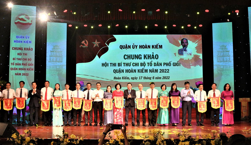 Phó Bí thư Thành ủy Hà Nội Nguyễn Văn Phong cùng lãnh đạo quận Hoàn Kiếm tặng Cờ lưu niệm cho 18 phường tham gia hội thi. Ảnh: Đinh