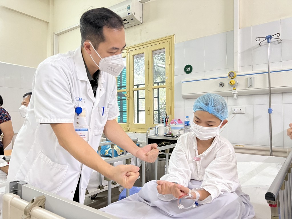 ThS.BS Trần Đình Văn thăm khám, hướng dẫn bệnh nhân tập sau phẫu thuật.