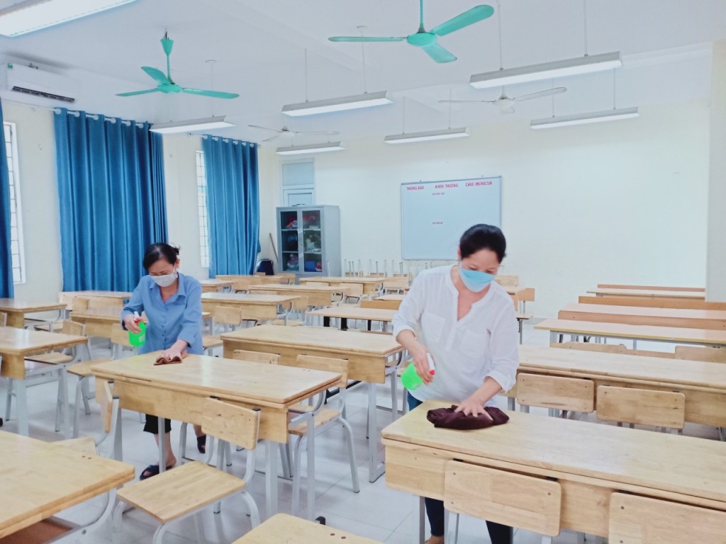 khử khuẩn đảm bảo công tác phòng dịch tại điểm thi trường THCS Nguyễn Công Trứ (quận Ba Đình) ngay sau khi kết thúc môn thi.