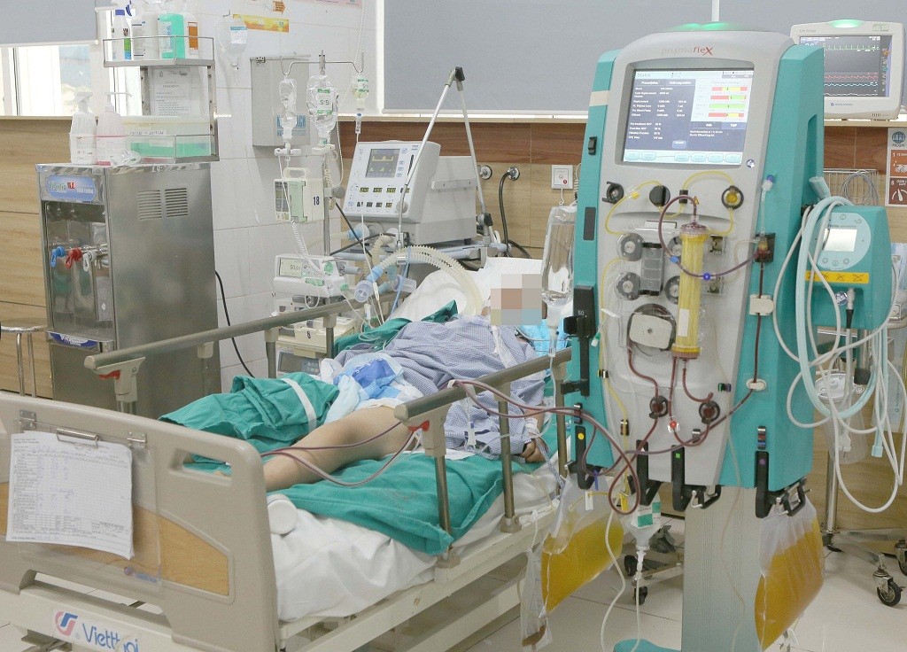 Trong số 04 bệnh nhân đang được điều trị tại BV Bạch Mai có 02 người đang phải thở máy, hồi sức tích cực, tiên lương nặng.