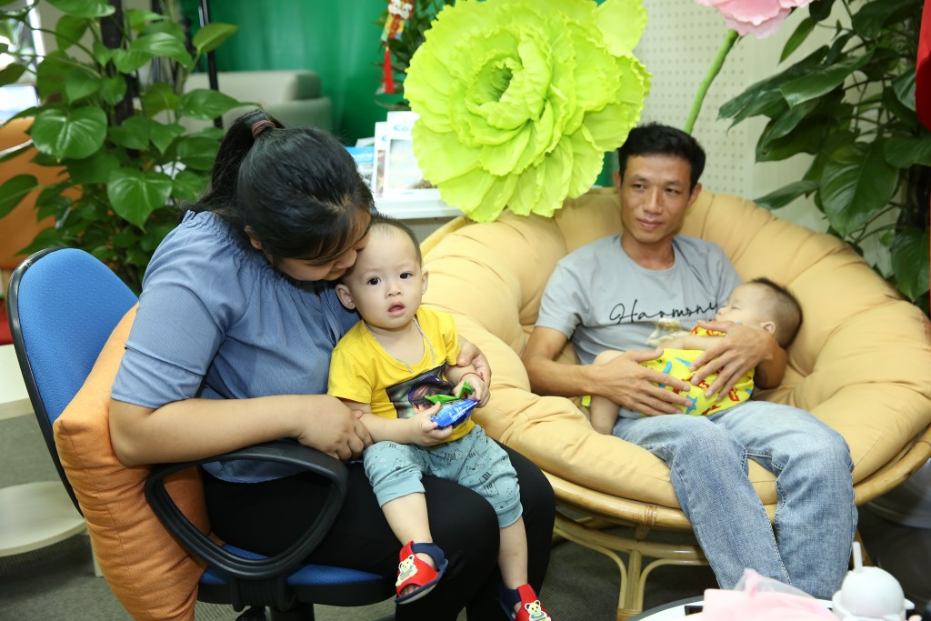 Vợ chồng chị Nông Thị Quỳnh và anh Ma Văn Toàn (người Tày) rạng ngời hạnh phúc đón hai bé sinh đôi sau 7 năm mong mỏi.