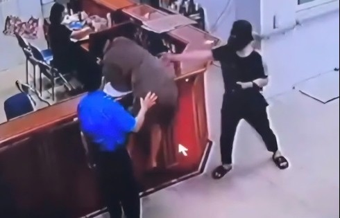 Vào cuộc vụ việc người đàn ông tấn công nhân viên y tế