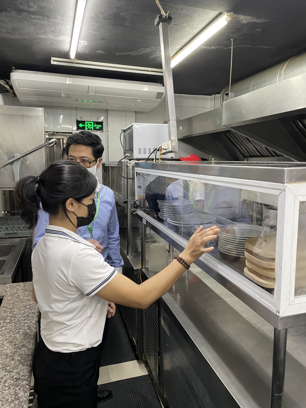 Phó Chi cục trưởng Chi cục An toàn vệ sinh thực phẩm TP Hà Nội Nguyễn Quốc Tuấn kiểm tra nhãn mác nguyên liệu thực phẩm tại nhà hàng K1 Hào Nam 