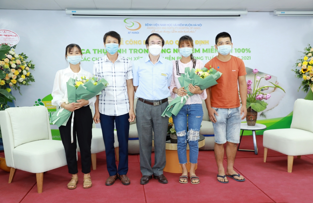 29. BSCKII. Nguyễn Khắc Lợi tặng hoa cho các gia đình nhận hỗ trợ Thụ tinh trong ống nghiệm miễn phí - Tuần lễ vàng 2021