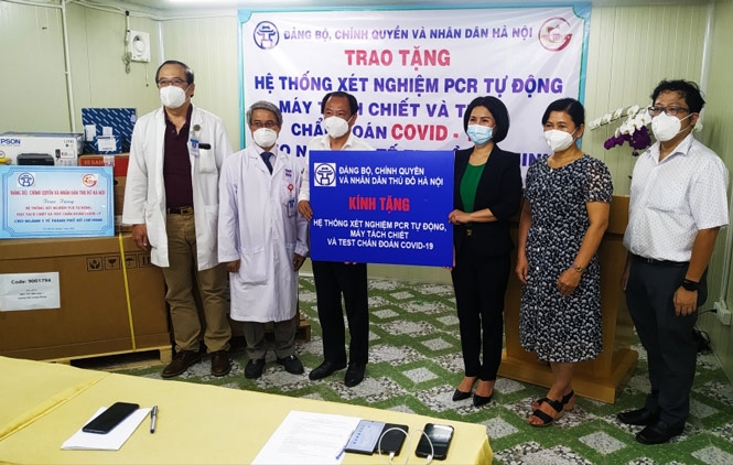 Hà Nội trao tặng Thành phố Hồ Chí Minh hệ thống xét nghiệm Covid-19 tự động hiện đại