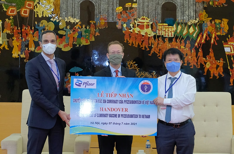 TS. Trương Quốc Cường- Thứ trưởng Bộ Y tế đã tiếp nhận lô vắc xin phòng COVID-19 Comirnaty của Pfizer/BioNtech 