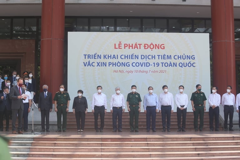 Thủ tướng Chính phủ Phạm Minh Chính, Bộ trưởng Bộ Y tế Nguyễn Thanh Long cùng đại diện lãnh đạo các bộ, ban, ngành dự buổi lễ tiếp nhận 2 triệu liều vắc xin Moderna của Chính phủ Hoa Kỳ hỗ trợ