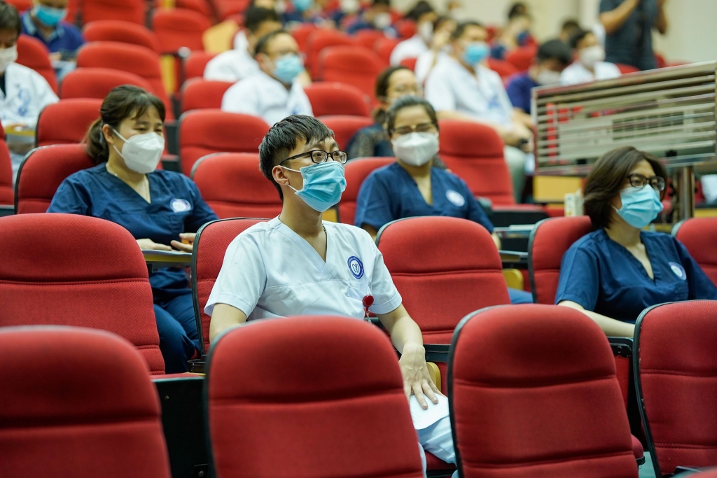 Những chiến sĩ áo trắng trẻ trung đầy nhiệt huyết của Bệnh viện Nội tiết Trung ương 