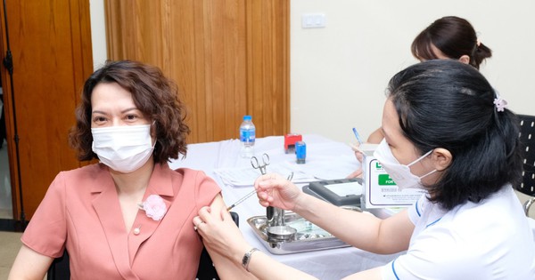 Thứ trưởng Bộ Y tế Nguyễn Thị Liên Hương tiêm vaccine COVID-19 mũi 4 tại lễ phát động