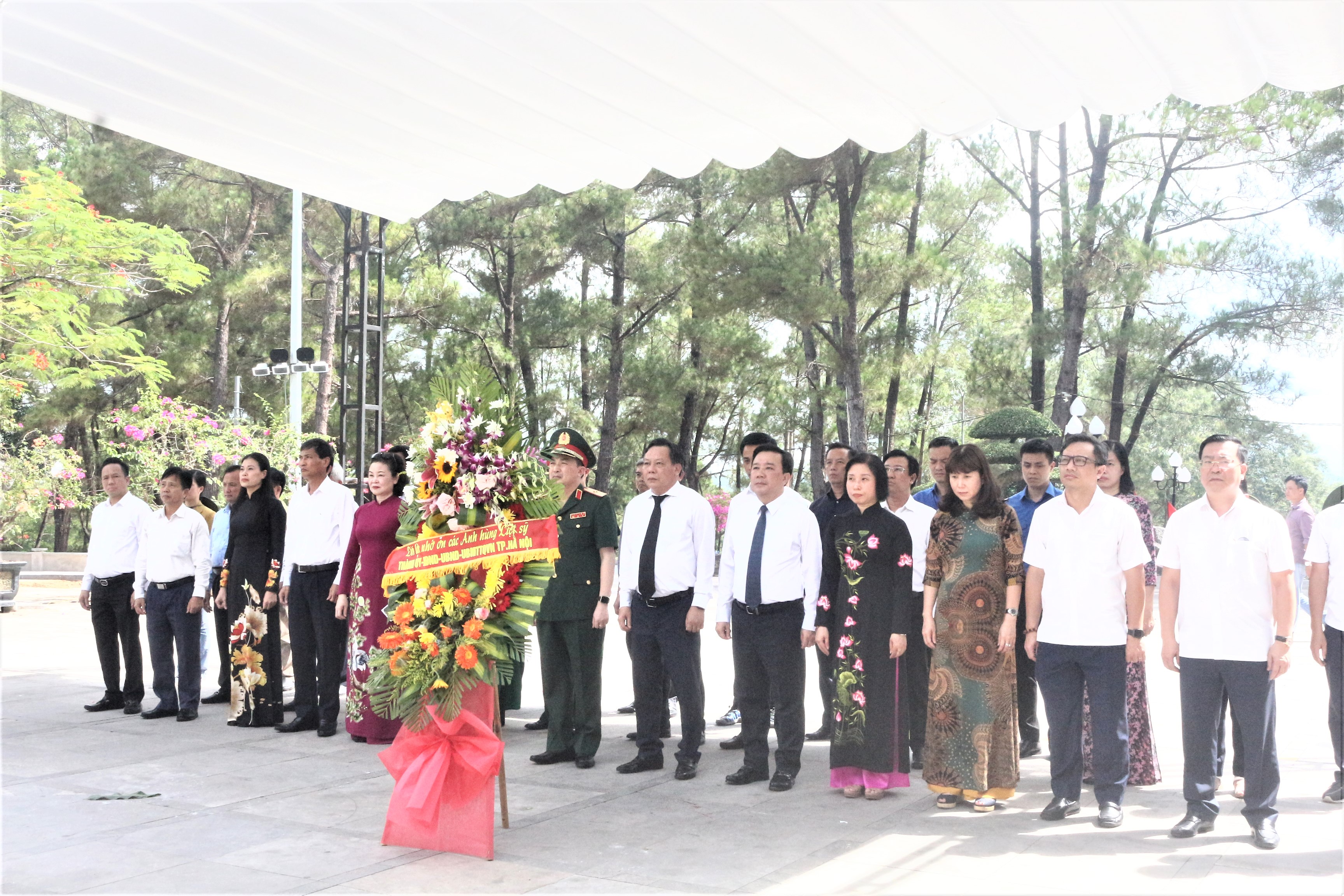 Đoàn đại biểu thành phố Hà Nội dâng hương tại Nhà tưởng niệm Chủ tịch Hồ Chí Minh trong khuôn viên Nghĩa trang liệt sĩ quốc gia Trường Sơn. Đoàn đại biểu thành phố Hà Nội dâng hương tại Nhà tưởng niệm Chủ tịch Hồ Chí Minh trong khuôn viên Nghĩa trang liệt sĩ quốc gia Trường Sơn.