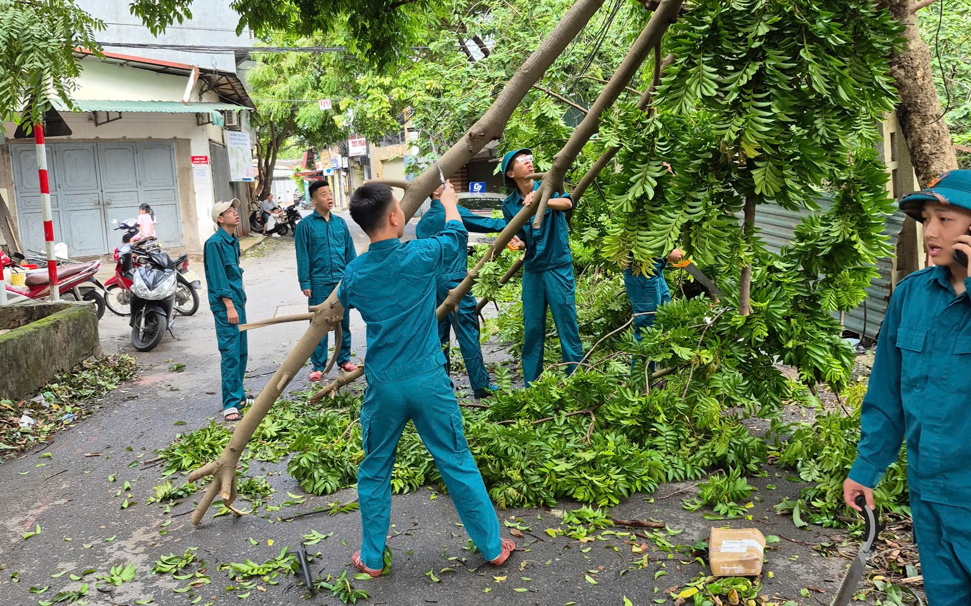 Các lực lượng phối hợp khắc phục hậu quả sau mưa bão