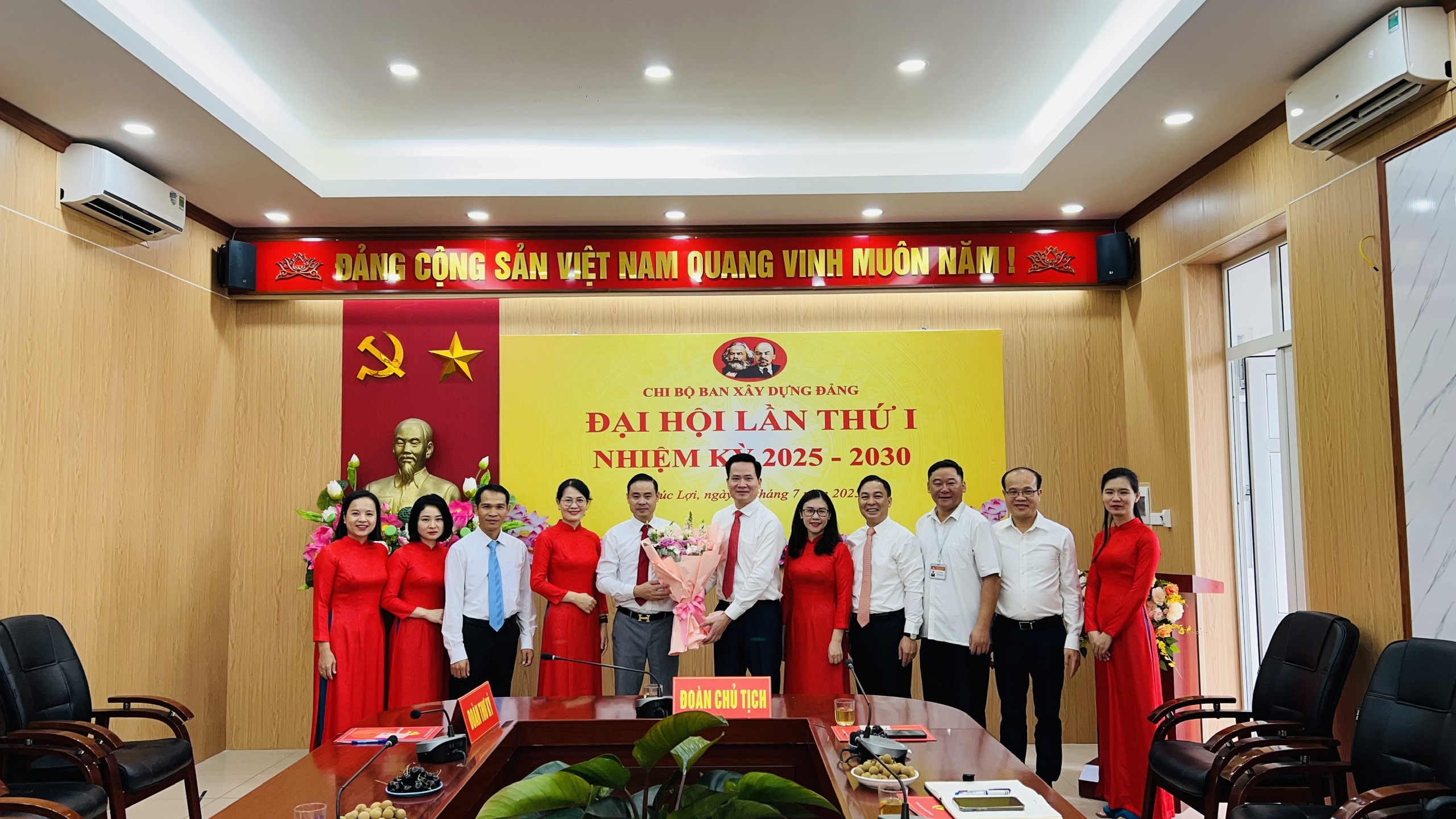 Đồng chí Nguyễn Thế Thạch, Bí thư Đảng ủy, Chủ tịch HĐND phường phát biểu chỉ đạo Đại hội