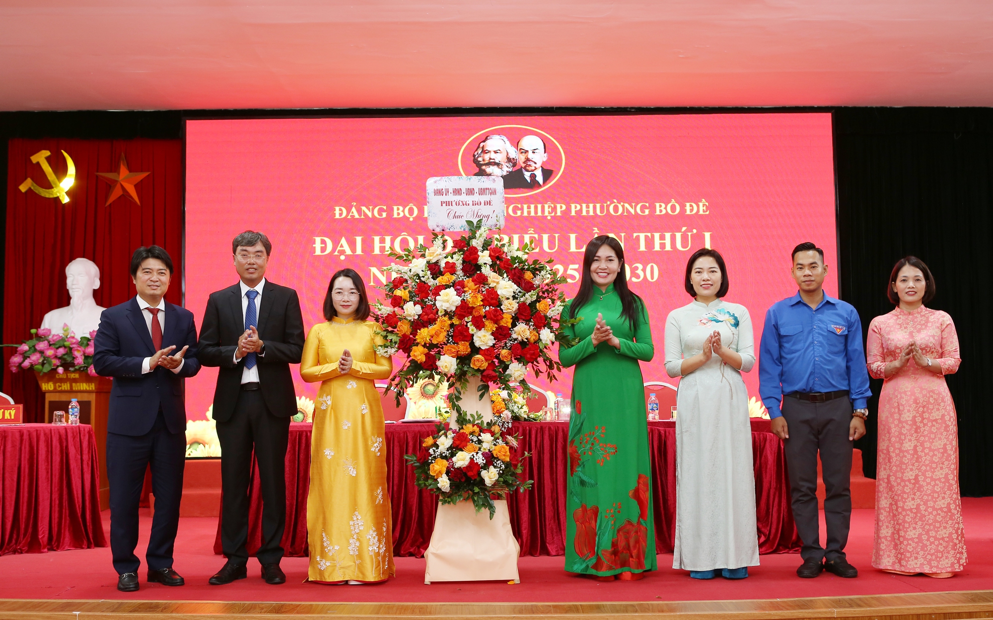 Phó Bí thư Thường trực Đảng ủy phường Bồ Đề Nguyễn Thị Kim Định tặng hoa chúc mừng Đại hội đại biểu Đảng bộ doanh nghiệp phường