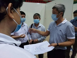 Thứ trưởng Bộ Y tế Nguyễn Trường Sơn kiểm tra xây dựng bệnh viện dã chiến tại Đà Nẵng
