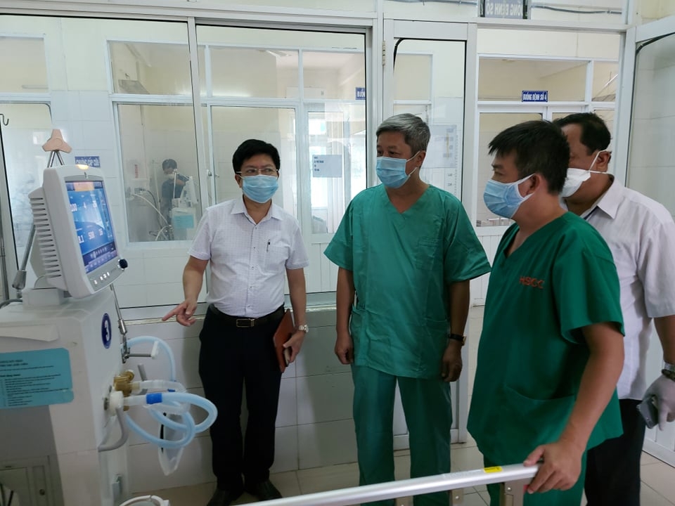 thu truong son kiem tra cong tac lap dat phong icu tai bv phoi da nang anh bo y te