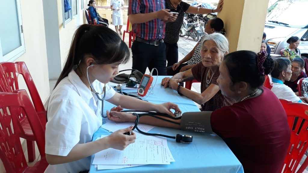 Hoạt động chăm sóc sức khoẻ người già của mô hình ISHC 0818-health-check-up-1