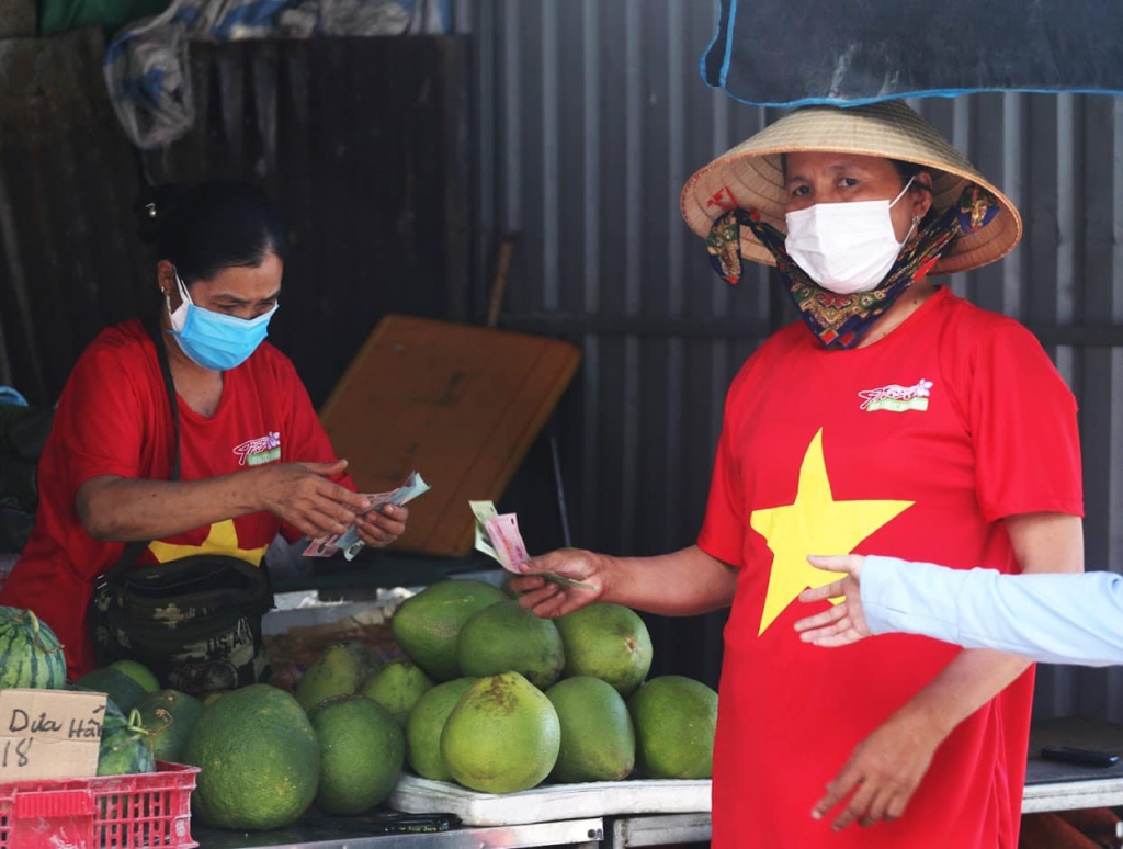 Tiểu thương đồng loạt mặc áo cờ đỏ sao vàng, chủ động phòng dịch Covid-19