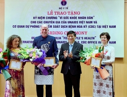 Bộ Y tế trao tặng Kỷ niệm chương “Vì sức khỏe Nhân dân” cho các chuyên gia của UNAIDS và CDC Hoa Kỳ tại Việt Nam