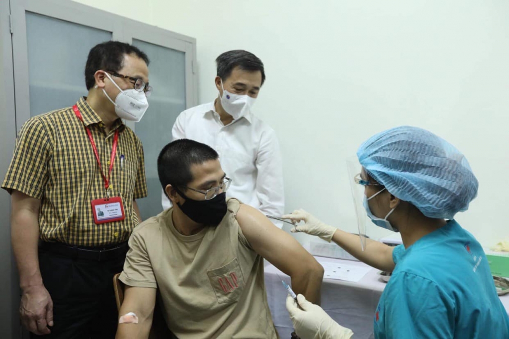 GS.TS Tạ Thành Văn và GS.TS Trần Văn Thuấn chứng kiến mũi tiêm thử nghiệm cho tình nguyện viên đầu tiên.