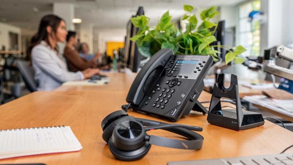 Làm chủ công việc với tai nghe Voyager 4300 UC Series của Poly