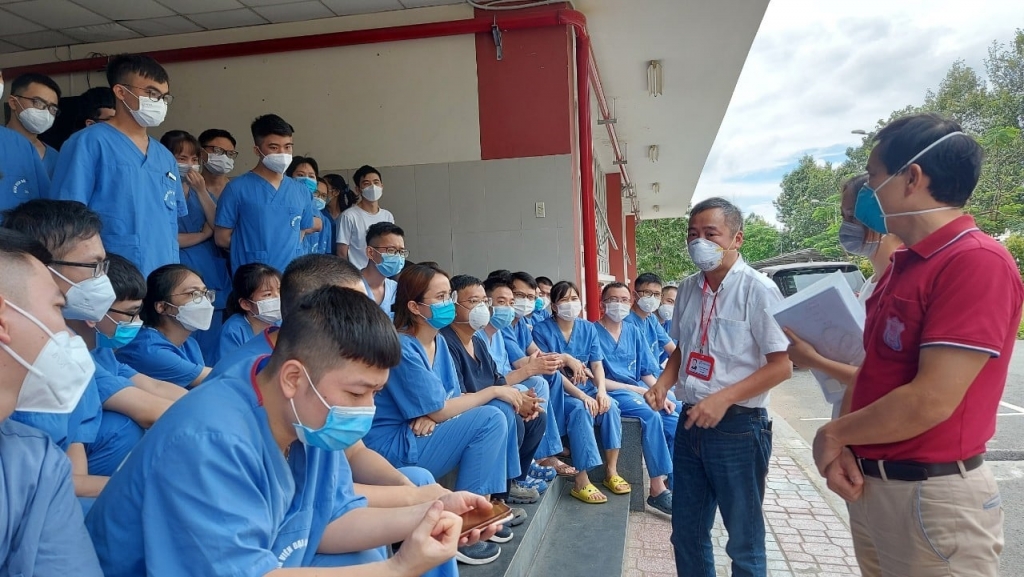PGS.TS Đoàn Quốc Hưng, Quyền Hiệu trưởng Trường Đại học Y Hà Nội và PGS. TS Nguyễn Lân Hiếu, Giám đốc BV Đại học Y Hà Nội động viên bác sĩ nội trú.