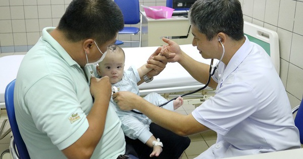 TS.BS Nguyễn Thành Nam - Giám đốc Trung tâm Nhi khoa, BV Bạch Mai kiểm tra sức khỏe cho bé An Chi đúng ngày sinh nhật 1 tuổi của bé, ngày 3/8/2023.