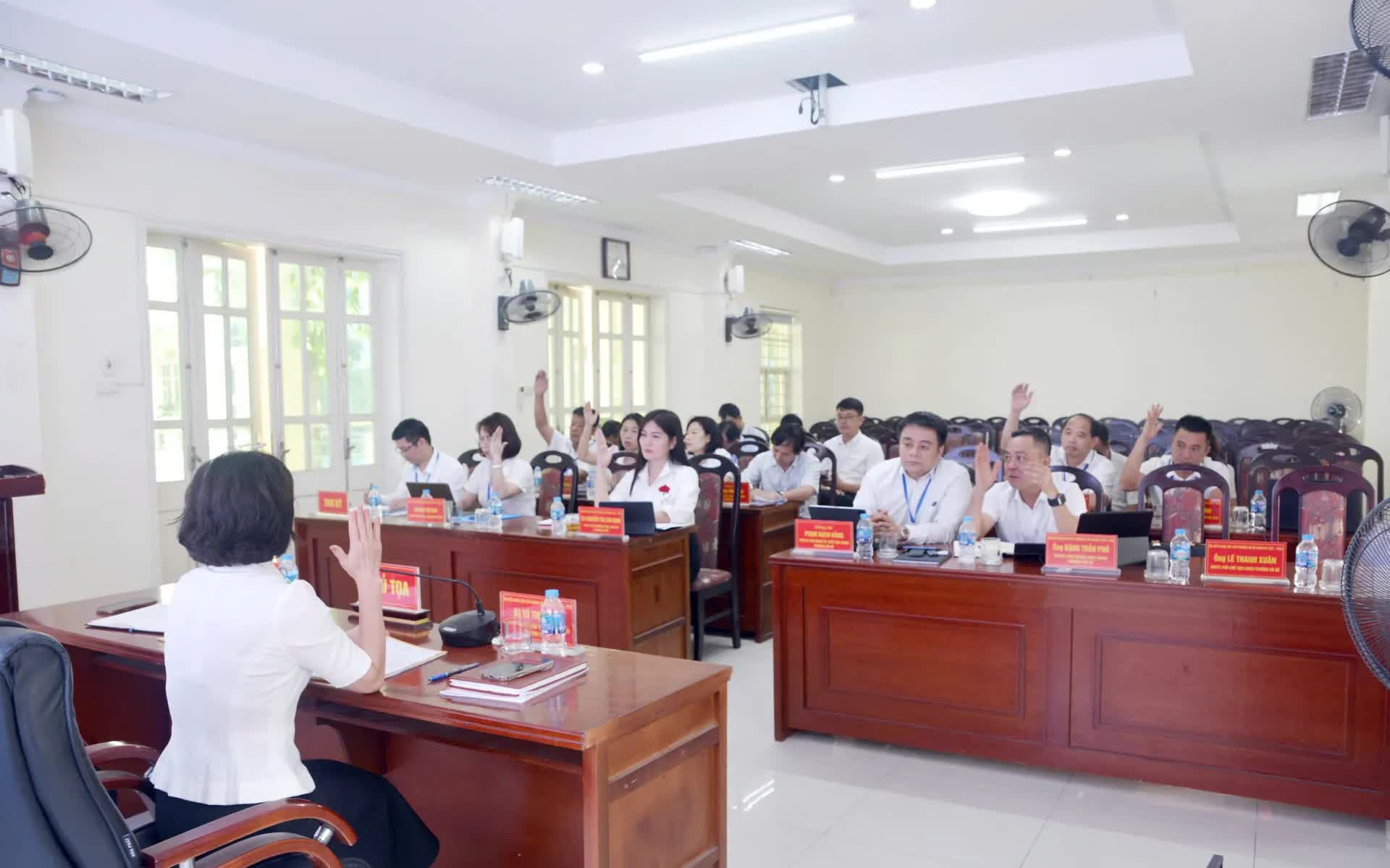 Các đại biểu biểu quyết thông qua Nghị quyết về việc đổi tên các tổ dân phố trên địa bàn phường