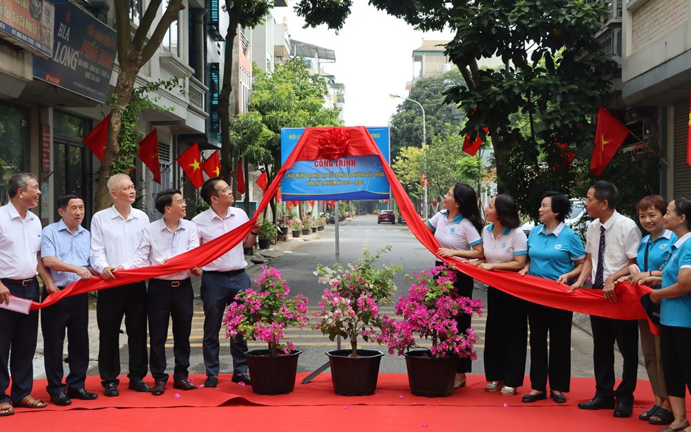 Các đại biểu thực hiện nghi thức gắn biển chính thức ra mắt 2 mô hình