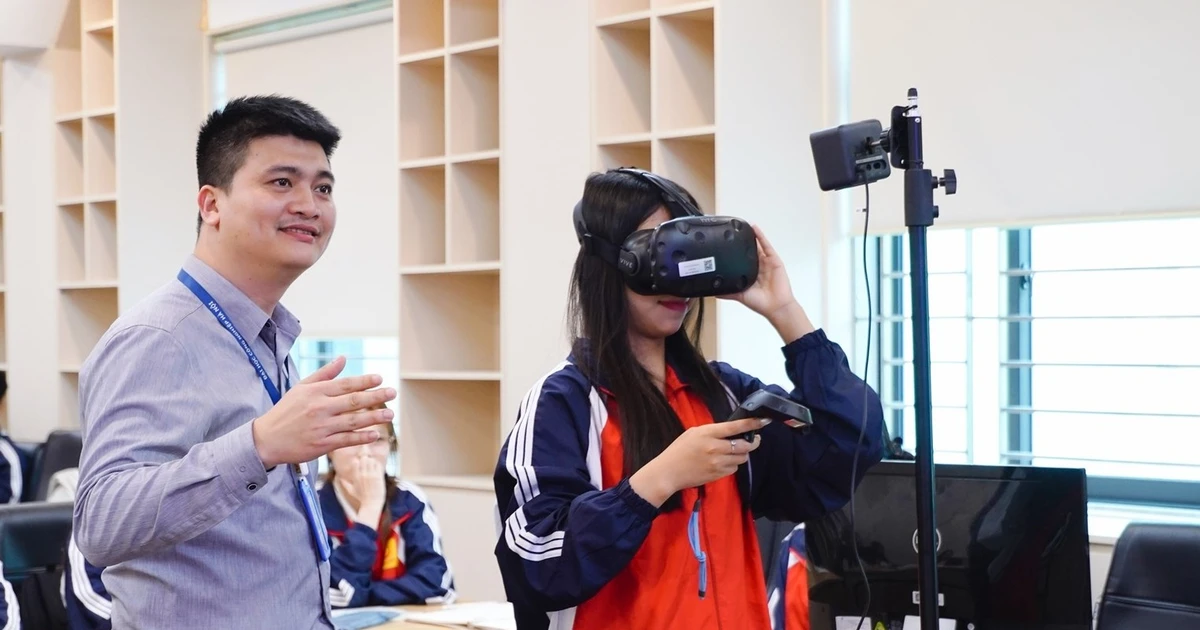 Thạc sĩ Vũ Văn Cường - giảng viên Khoa Du lịch, Trường Ngoại ngữ - Du lịch, thuộc Trường Đại học Công nghiệp Hà Nội trong giờ học môn Nghiệp vụ hướng dẫn du lịch. Ảnh: NTCC.