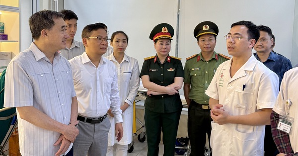 Thứ trưởng Trần Văn Thuấn nghe báo cáo về công tác phối hợp thực hiện nhiệm vụ y tế tại Phòng hồi sức cấp cứu.
