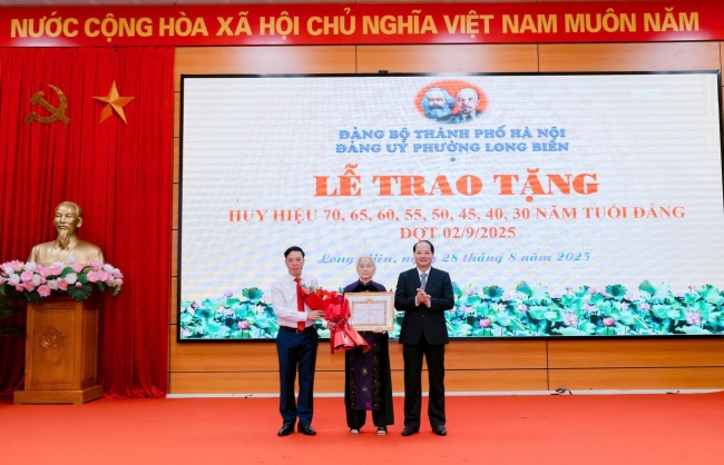 Phường Long Biên trao tặng Huy hiệu đảng đợt 2/9