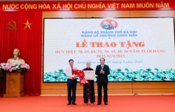 Phường Long Biên trao tặng Huy hiệu đảng đợt 2/9