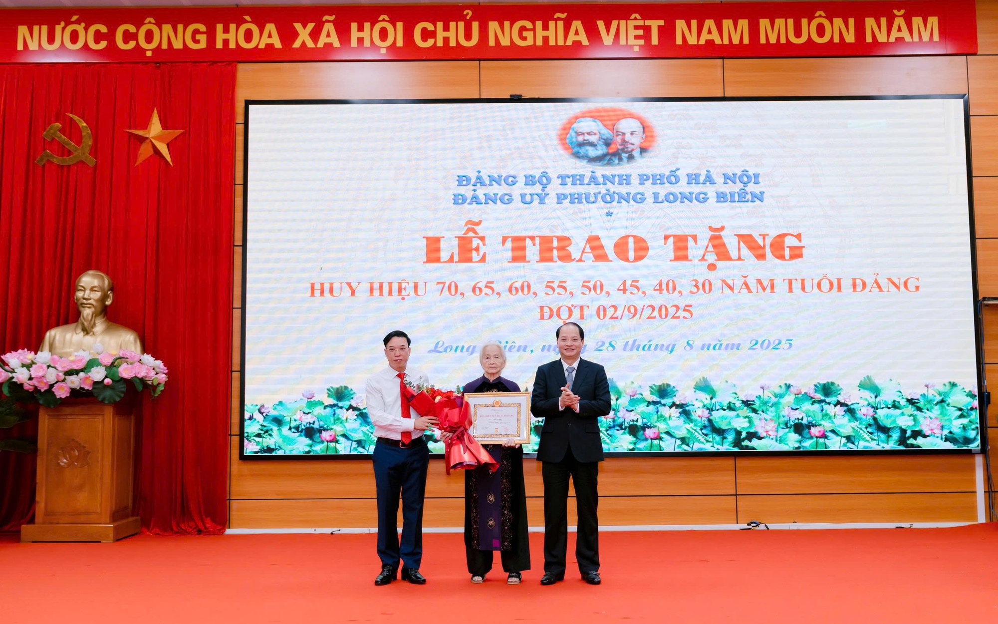 Lễ trao tặng Huy hiệu Đảng đợt 02/9/2025