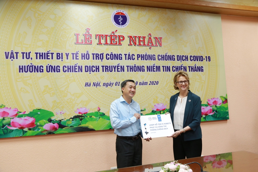 le tiep nhan vat tu trang thiet bi y te phuc vu cong tac phong chong dich covid 19 huong ung chien dich truyen thong niem tin chien thang