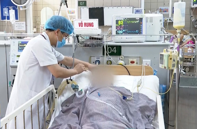 Điều trị cho bệnh nhân bị ngộ độc botulinum sau khi ăn pate Minh Chay tại Trung tâm chống độc-Bệnh viện Bạch Mai