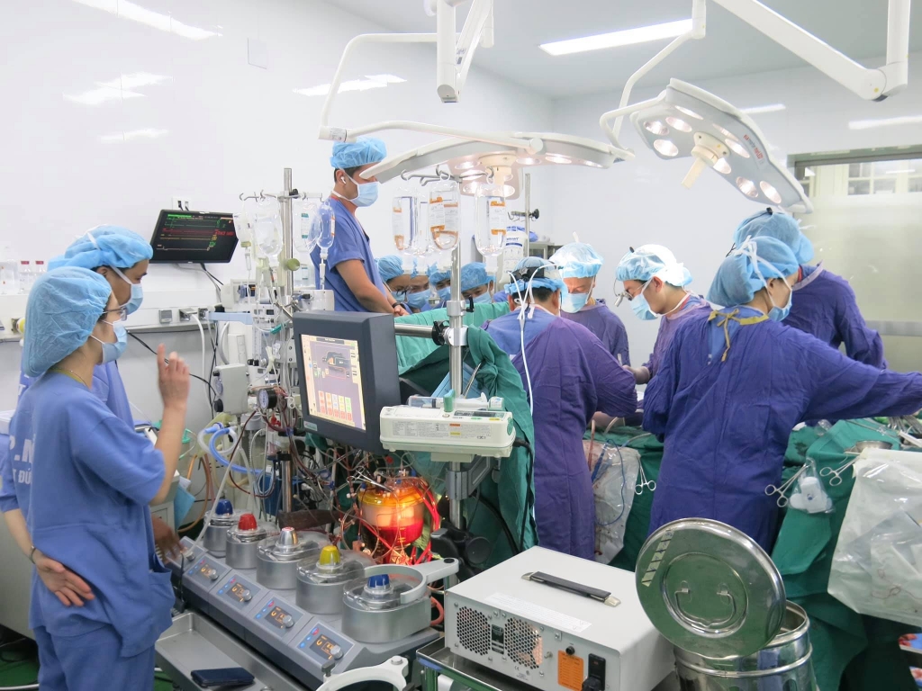 Bệnh viện Việt Đức vừa ghi dấu thêm những kỷ lục lần đầu tiên trong chuyên ngành hiến-ghép tạng của bệnh viện