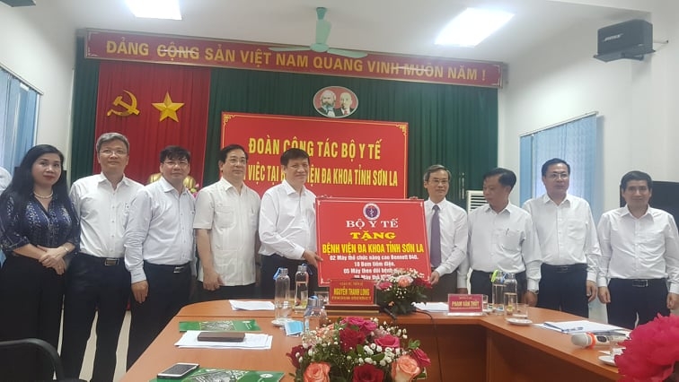 QBT Nguyễn Thanh Long trao tặng trang thiết bị cho BVĐK tỉnh Sơn La.