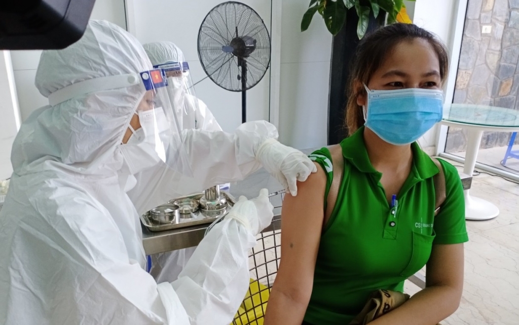 Công nhân Công ty Changshin tiêm vắc xin Sinopharm