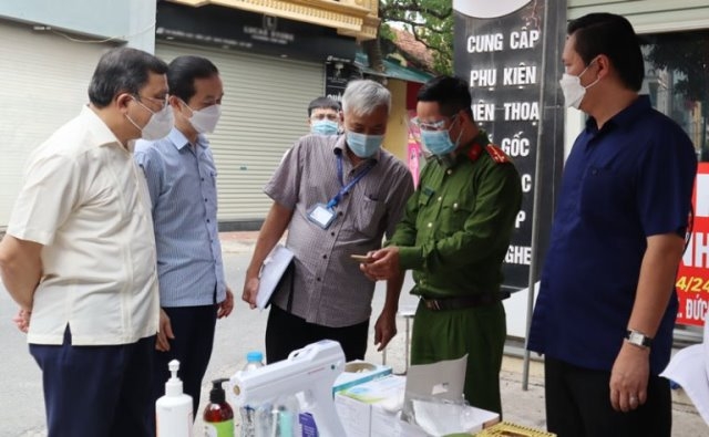 (CDC) Hà Nội, lãnh đạo huyện Đan Phượng kiểm tra thực tế và kiểm tra qua camera giám sát các khu đang cách ly y tế tại xã Tân Lập.