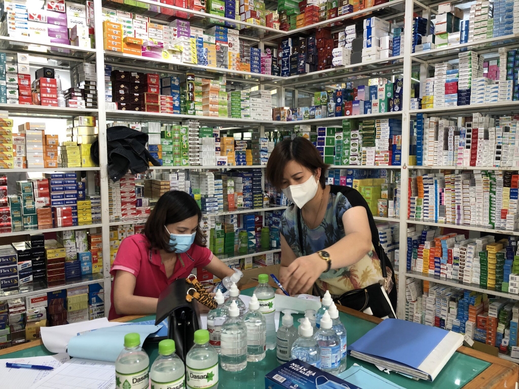 Tiếp tục lấy mẫu thuốc, mỹ phẩm tại các cơ sở kinh doanh thuốc trên địa bàn thành phố để kiểm tra chất lượng.