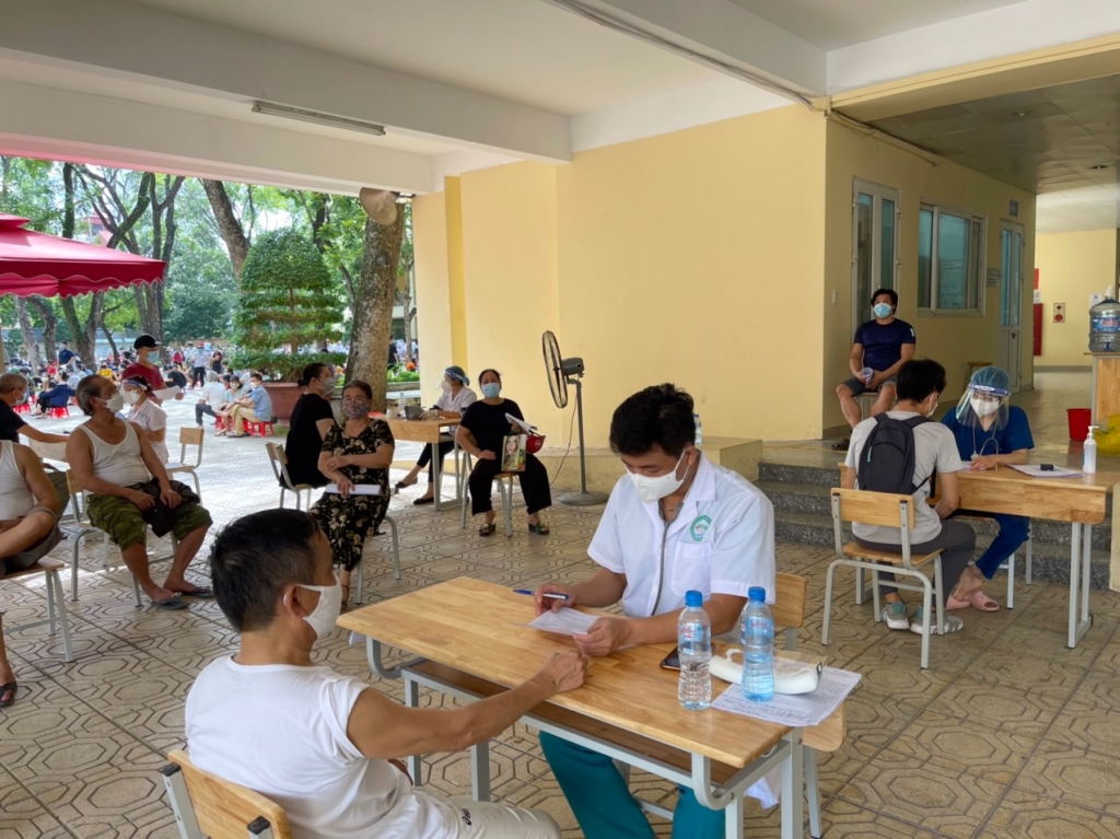 Các đoàn y tế Bắc Giang hỗ trợ lực lương y tế phường Ngọc Lâm, quận Long Biên